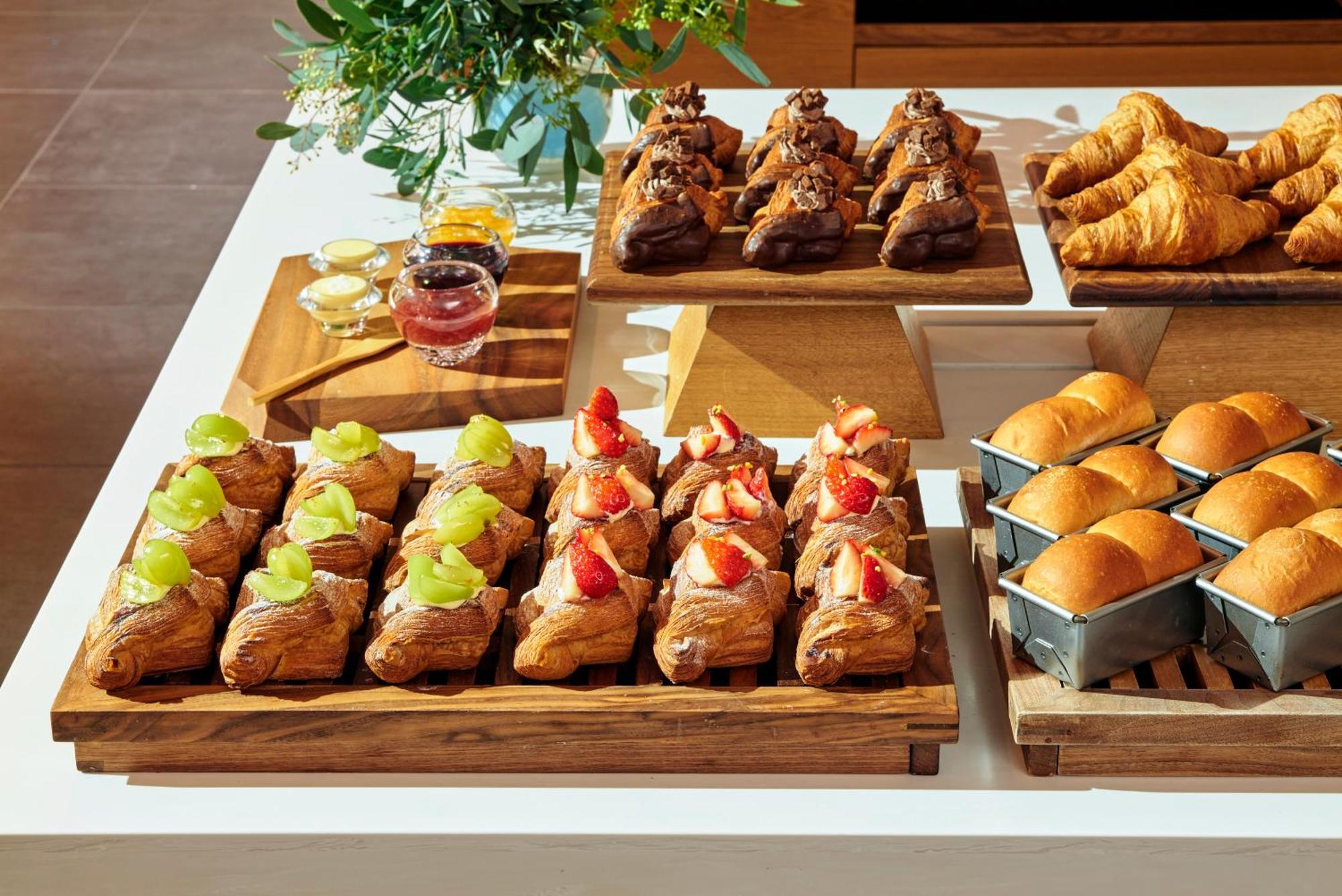 Omo7 Osaka By Hoshino Resorts Экстерьер фото A selection of pastries
